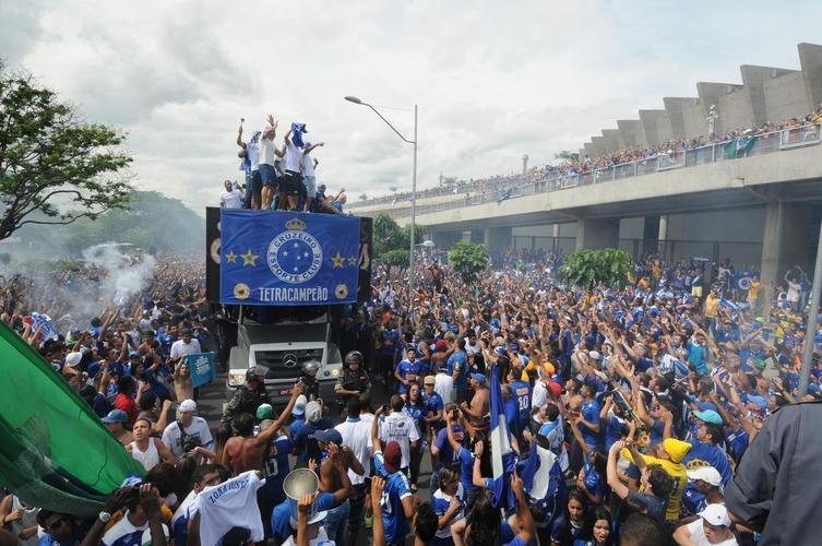 Antes do jogo com o Fluminense, em 7 de dezembro de 2014, jogadores do Cruzeiro desfilaram em carro aberto entre a Toca da Raposa II e o Mineiro, onde receberiam a taa de tetracampeo brasileiro. Uma multido azul tomou conta da Pampulha e festejou o quarto ttulo da Srie A. No jogo das faixas, a Raposa venceu o Tricolor por 2 a 1.