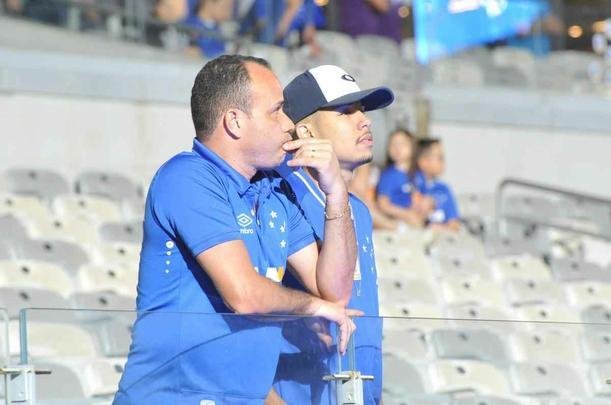 Imagens da torcida e da partida entre Cruzeiro e Santos, no Mineiro