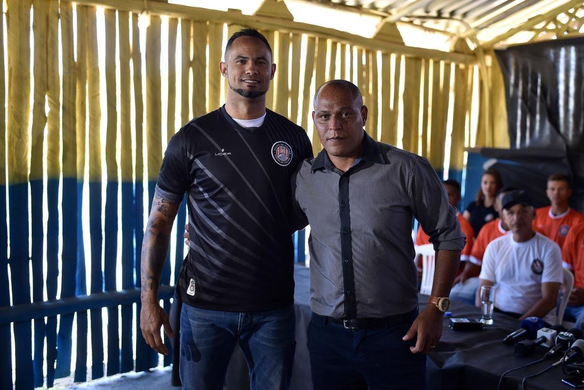 Goleiro Bruno foi apresentado neste sbado pelo Poos de Caldas