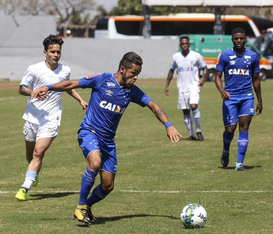 Cruzeiro chegou a abrir 2 a 0 sobre o Londrina, com gols de Lucas Silva e Sassá, mas cedeu o empate no segundo tempo e perdeu nos pênaltis por 3 a 1. Time foi eliminado na semifinal da Primeira Liga.