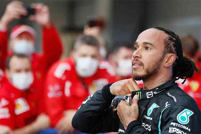 Em entrevista  emissora italiana, Lewis Hamilton se diz frustrado em no pilotar Ferrari