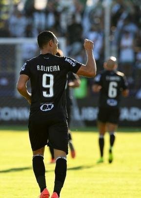 Ricardo Oliveira abriu o placar para o Atltico aos 28 minutos do primeiro tempo: 1 a 0