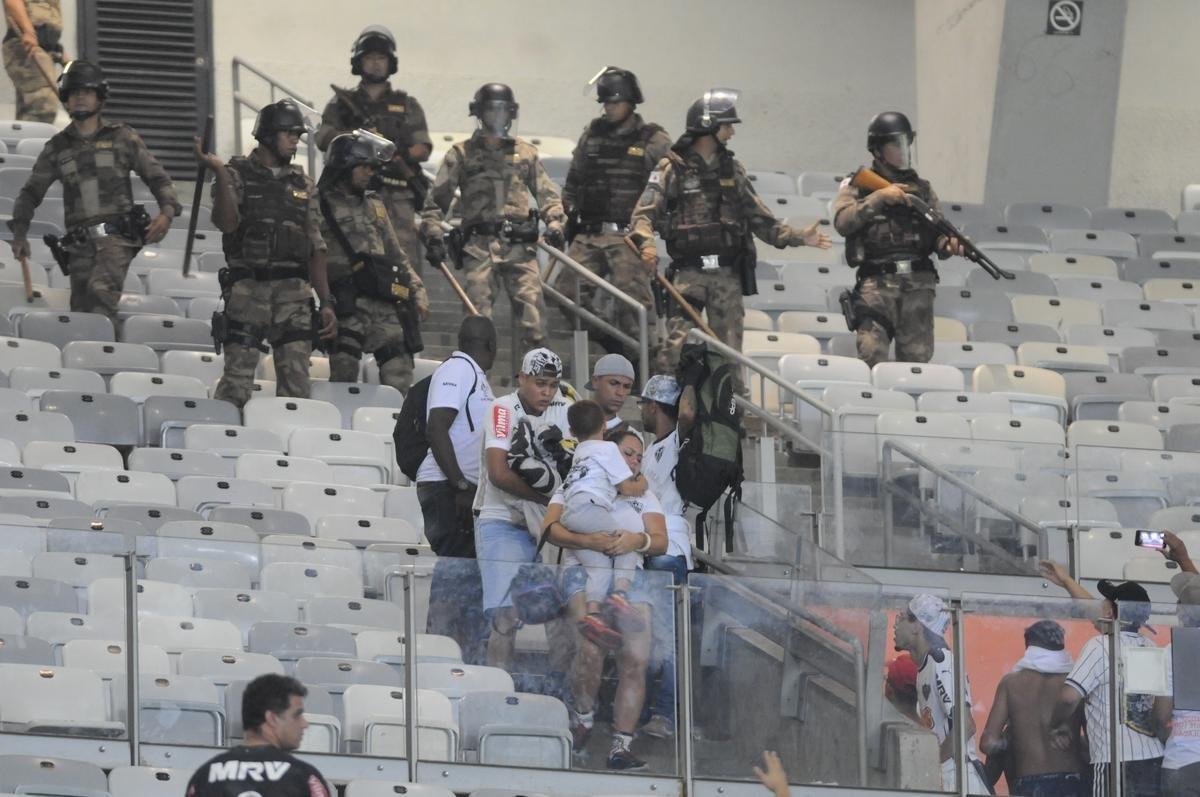 Polcia Militar usa spray de pimenta e balas de borracha para conter protesto de torcedores do Atltico no Mineiro aps eliminao do time na Copa Libertadores. Crianas ficaram no meio da confuso. Time perdeu para o Nacional nesta tera-feira, por 1 a 0. Do lado de fora do estdio, na esplanada, houve confronto entre integrantes de torcidas organizadas e militares. Uma senhora que comercializa pipoca foi atingida por uma bala de borracha.