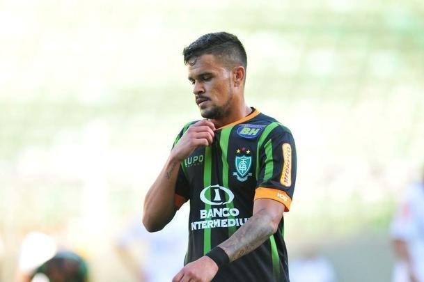 Rafael Bastos (meia) - um de seus trs gols pelo Amrica foi marcado no clssico contra o Atltico pela Primeira Liga, num belssimo chute do meio-campo. Talvez tenha sido o momento mais marcante do meio-campista, que sofreu com muitas cobranas por parte da torcida e deixou o Lanna Drumond antes mesmo do encerramento da temporada. Em 2018, Rafael Bastos defender o CRB.