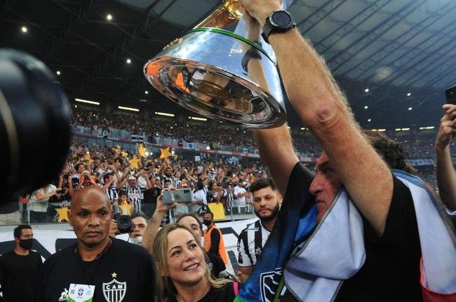 Atltico ergue a taa de campeo brasileiro e d a volta olmpica diante da torcida alvinegra, no Mineiro