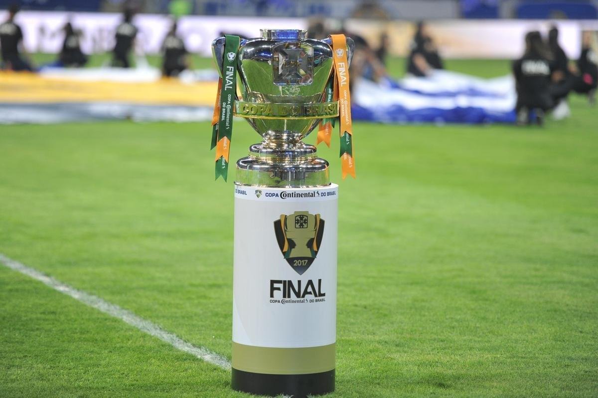 dolos de Cruzeiro e Flamengo, Sorn e Jnior apresentaram taa aos 60 mil espectadores no Mineiro