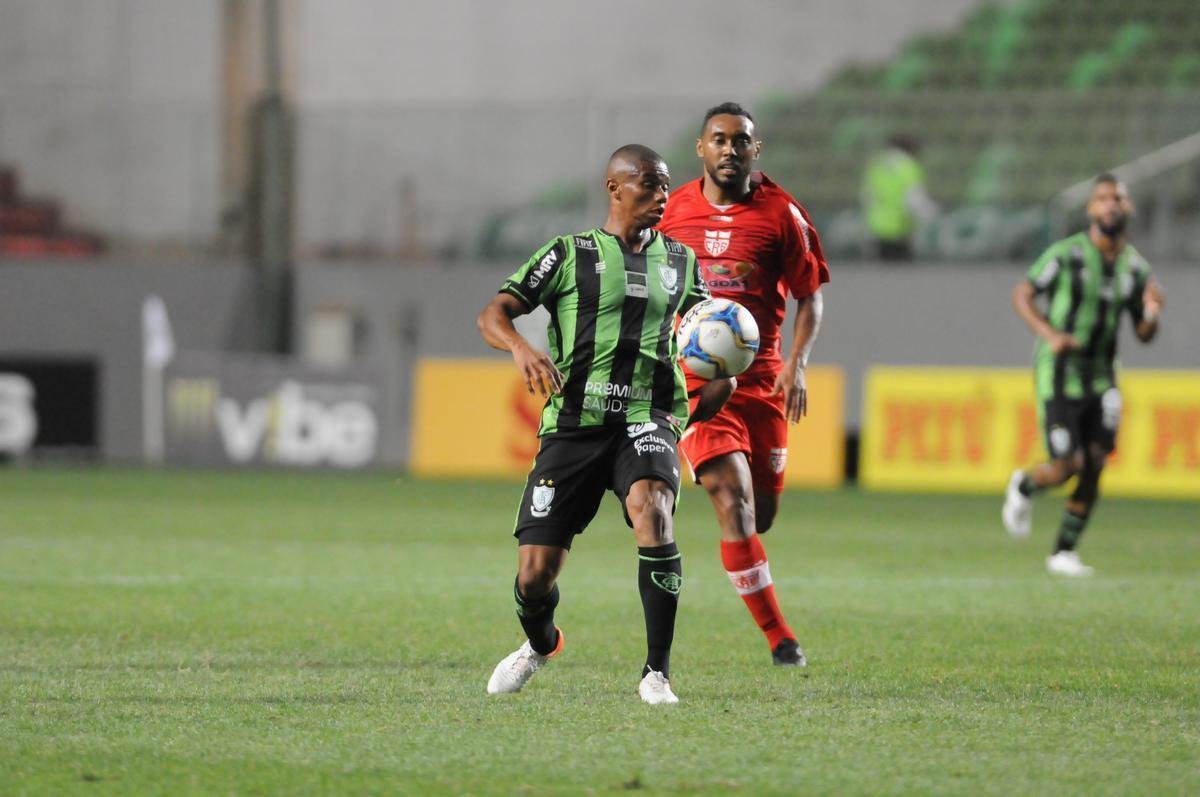 Imagens do duelo entre Amrica e CRB, no Independncia, pela 26 rodada da Srie B