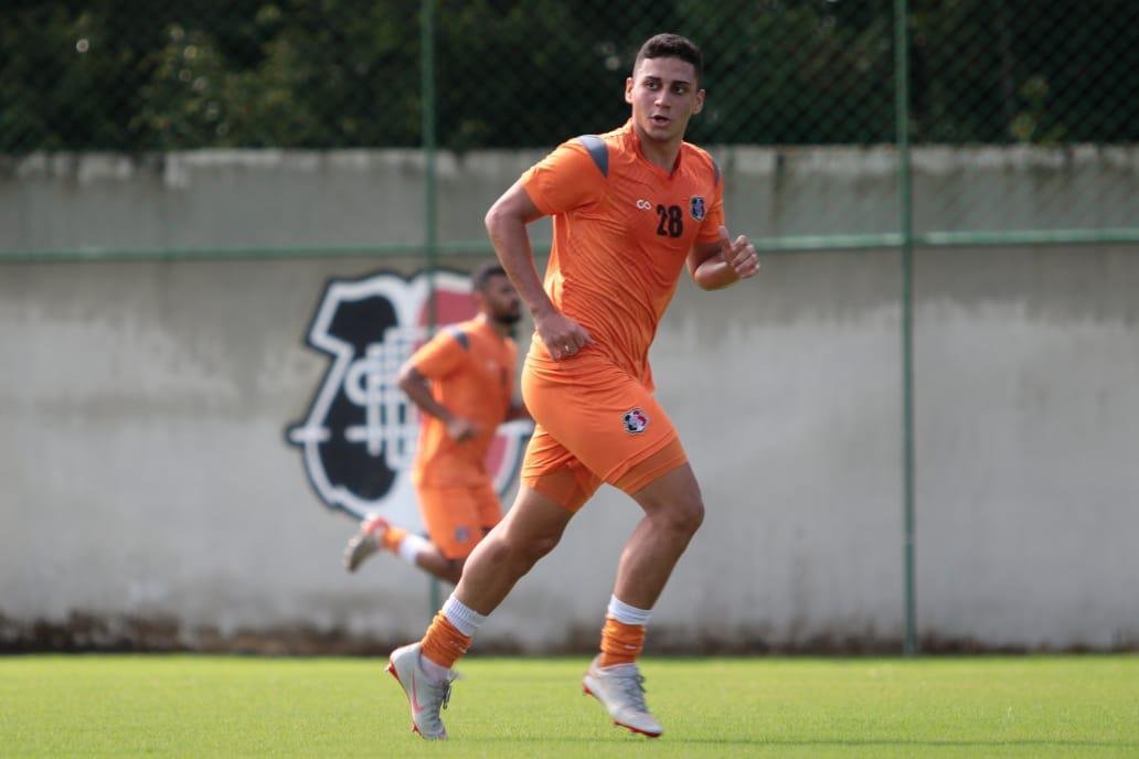 Dando sequência aos treinos, em retomada às atividades suspensas pela pandemia, elenco do Santa Cruz é dividido em três equipes para os trabalhos desta quinta-feira; grupo ainda não usará bola.