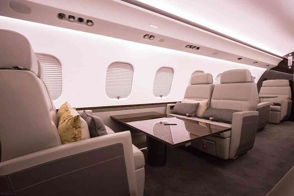 Fotos do avio Bombardier Global 6000. Aeronave pertence a Rubens Menin, mecenas do Atltico, e transportou atacante Diego Costa de So Paulo a BH