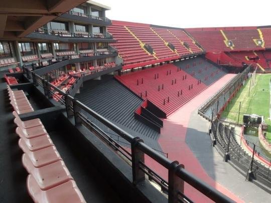 Construído em 1946, o Cemitério de Elefantes foi onde o Colón venceu o Santos de Pelé, a Seleção Argentina, o Peñarol, então campeão mundial, e os poderosos River Plate e Boca Juniors