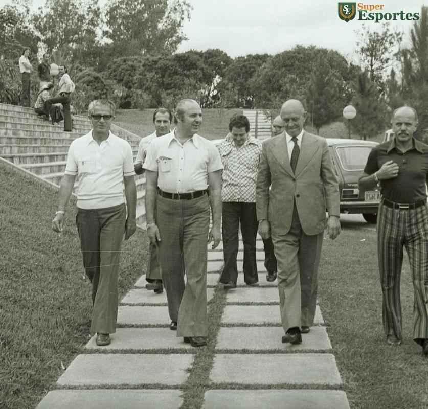 Apresentao do tcnico Zez Moreira, em 1975; no ano seguinte, o clube seria campeo da Copa Libertadores sob o comando dele