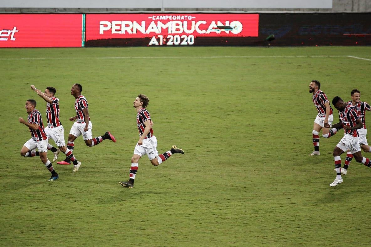 Nas cobranças dos pênaltis, Jefferson ainda defendeu o chute fraco de Fabinao, mas o goleiro Maycon Cleiton brilhou mais e fez duas defesas para colocar o Santa Cruz na grande final do Pernambucano.