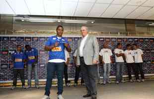 O volante Uelliton foi um dos 10 jogadores apresentados pelo Cruzeiro no início de 2013 em evento no Mineirão