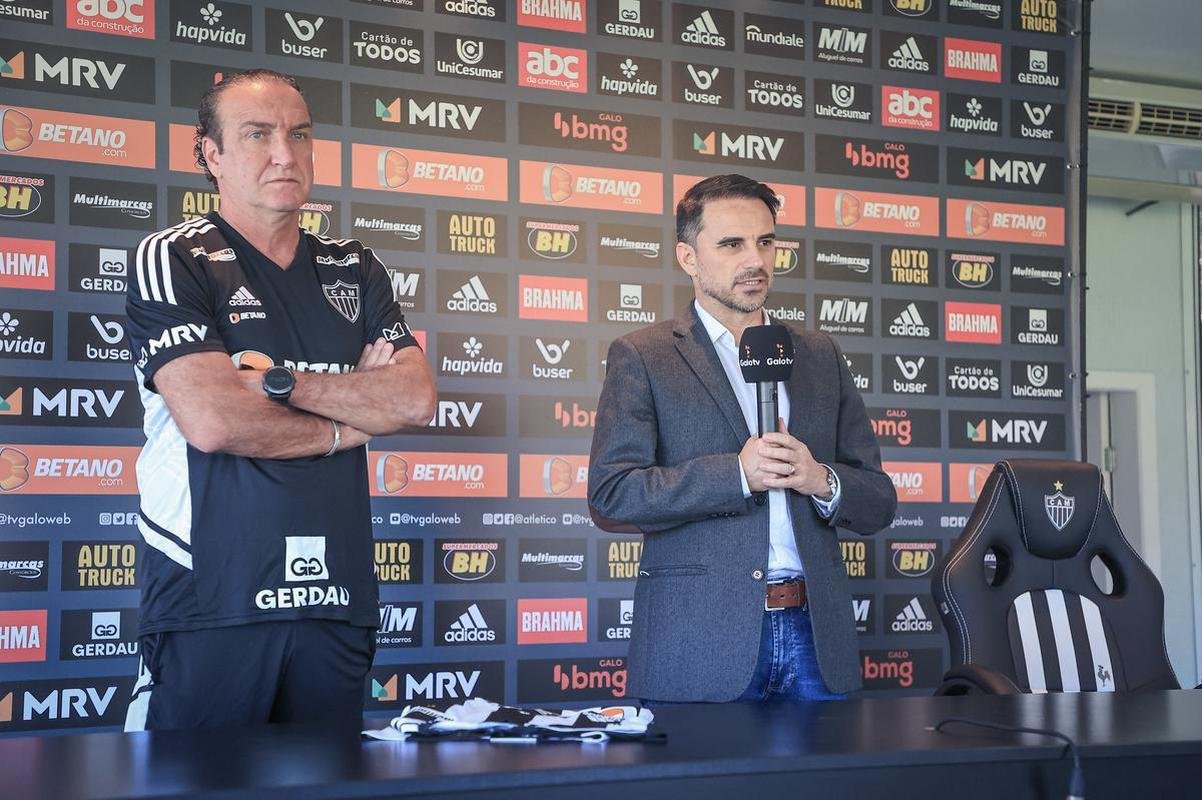 Nesta tera-feira (26), Cuca foi apresentado como treinador do Atltico - pela terceira vez na carreira. Primeiro, foi saudado pelo diretor de futebol Rodrigo Caetano e concedeu entrevista coletiva na sala de imprensa da Cidade do Galo. Depois, comandou o primeiro treino com o elenco no CT, j pensando no confronto contra o Internacional, pelo Campeonato Brasileiro.