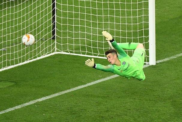 Com direito a um show de Hazard no segundo tempo, quando o craque belga marcou dois gols e ainda deu assistncia para Pedro balanar as redes, o Chelsea goleou o Arsenal por 4 a 1, nesta quarta-feira, no estdio Olmpico de Baku, no Azerbaijo, e conquistou o seu segundo ttulo da Liga Europa