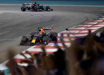 Representantes da Mercedes e da Red Bull se reuniram com os comissários da prova em duas rodadas de conversa neste domingo após o GP de Abu Dhabi