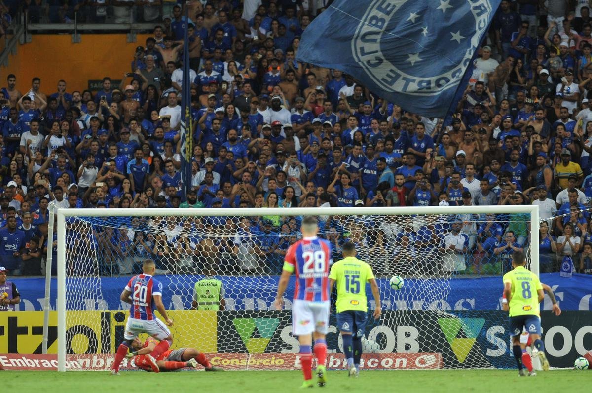 Cruzeiro estreou terceiro uniforme, o ltimo produzido pela Umbro