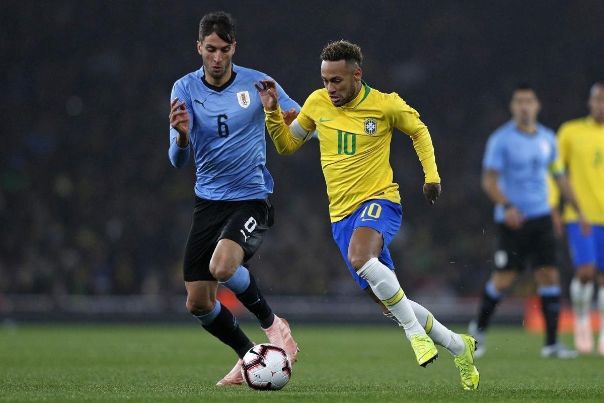 Tcnicos Tite e scar Tabrez se cumprimentam antes de a bola rolar no Emirates Stadium