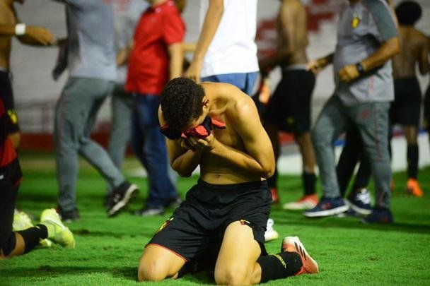 Aps um 2 a 2 no tempo normal, Tlio defendeu o pnalti de Carlo e ajudou o Sport a vencer a disputa na marca da cal por 5 a 4
