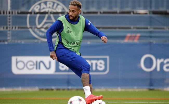 Neymar durante treino no PSG