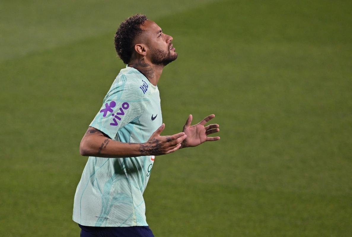 Neymar reza durante treino momentos antes do incio do Mundial