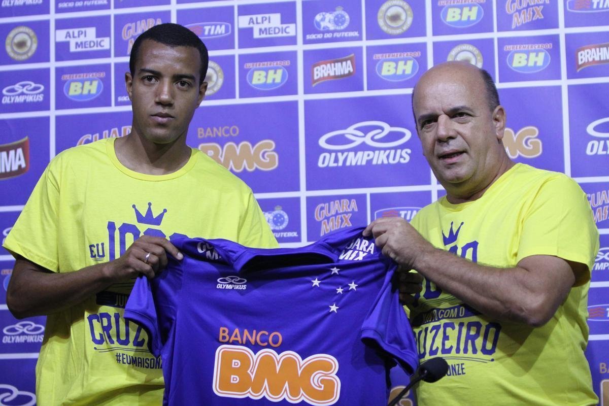 Apresentado pelo gerente de futebol Valdir Barbosa, Breno Lopes foi a ltima contratao feita pelo Cruzeiro antes de Alexandre Mattos anunciar sua sada. Lateral-esquerdo defendia o Paran