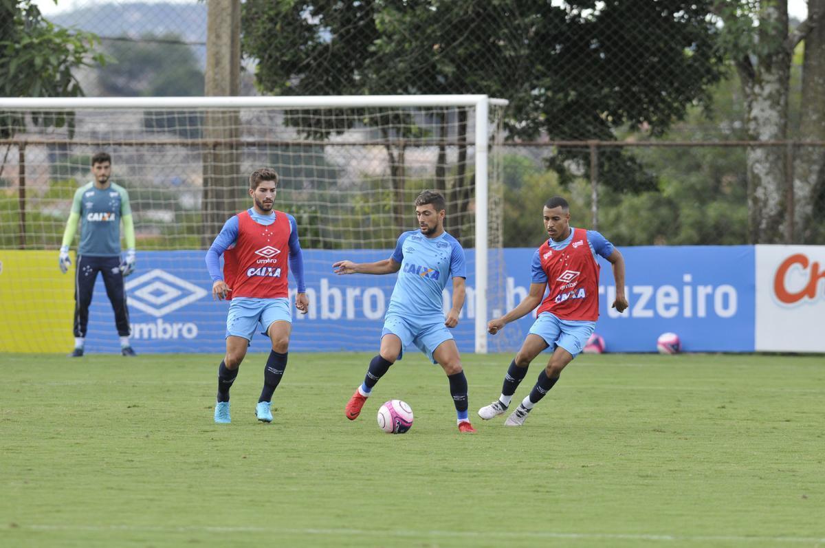 Mano Menezes montou Cruzeiro que deve encarar o Villa Nova no sbado e promoveu trs mudanas em relao ao ltimo jogo: Murilo entrou na vaga de Leo, Egdio no lugar de Marcelo Hermes e Robinho deu lugar a Ariel Cabral
