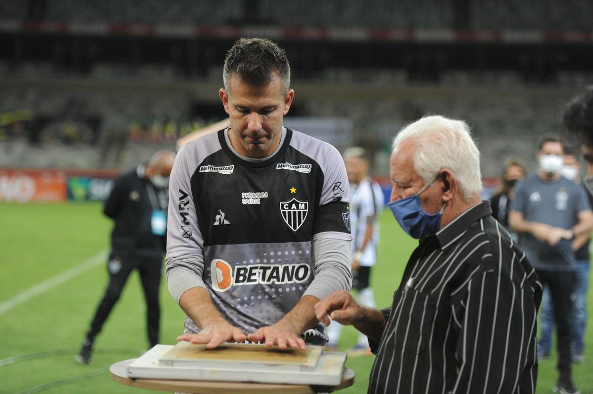 Goleiro foi homenageado na despedida dos gramados 