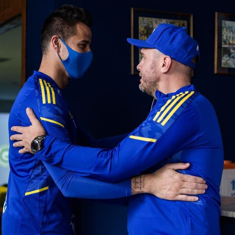 Mozart teve primeiro contato com jogadores do Cruzeiro nesta sexta-feira (11/06), na Toca da Raposa II