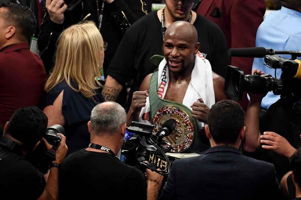 O americano Mayweather bateu o irlands Conor McGregor por nocaute tcnico