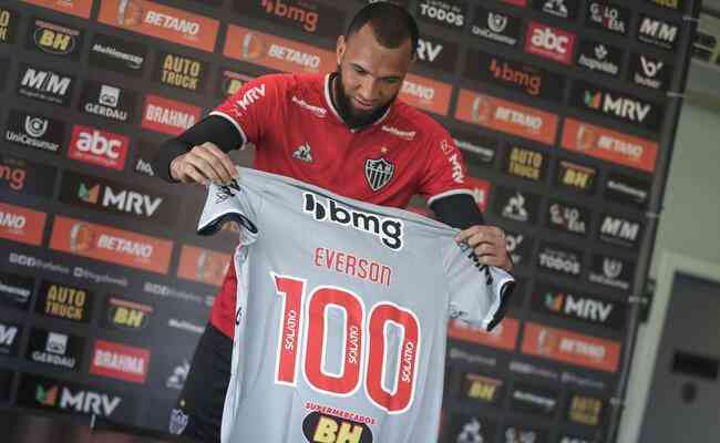 Everson foi homenageado pelos 100 jogos com a camisa do Atlético