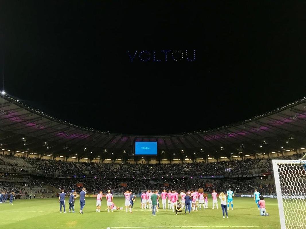 Em baile no cu, drones levaram torcedores do Cruzeiro ao delrio no Mineiro depois do jogo com o Ituano. Em sobrevoo, foram formadas frases e palavras felicitando o clube pelo ttulo e pela volta  Srie A