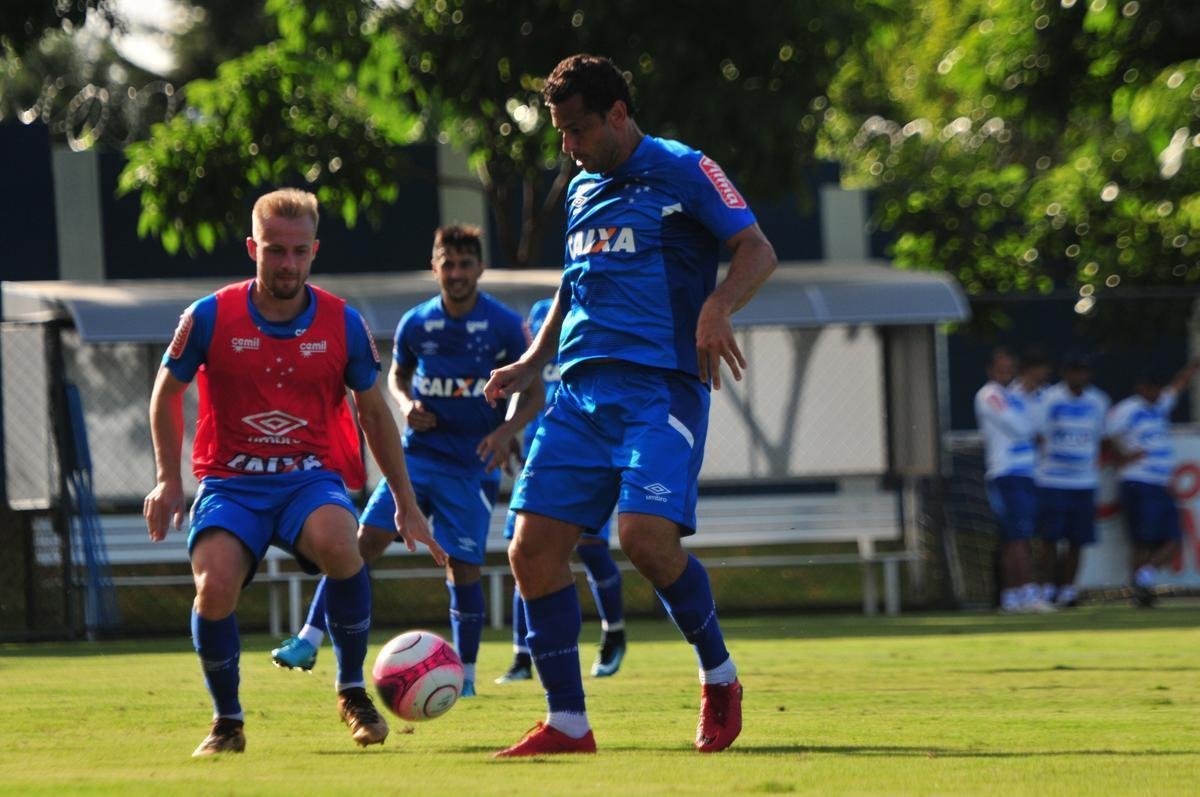 Sem Thiago Neves, que est com desgaste na panturrilha, Mano Menezes escalou o time titular do Cruzeiro no coletivo com Fbio; Lucas Romero, Leo, Murilo e Egdio; Henrique e Ariel Cabral; Robinho, Arrascaeta e Rafinha; Fred. Os reservas atuaram com Rafael; Arthur, Digo, Manoel e Marcelo Hermes; Lucas Silva, Nonoca e Bruno Silva; Rafael Marques, Rafael Sobis e Judivan