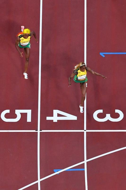 Fotos espetaculares da vitria da jamaicana Elaine Thompson-Herah nos 100m rasos dos Jogos Olmpicos de Tquio com o tempo de 10s61. A velocista quebrou o recorde olmpico e comandou o pdio jamaicano ao lado de Ann Fraser-Pryce, prata, e Shericka Jackson, bronze.