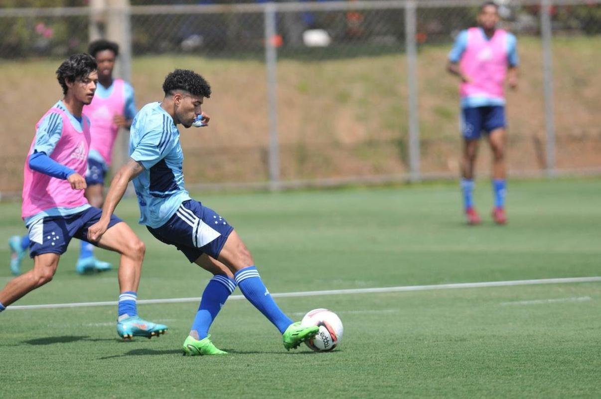 Dia movimentado na Toca: coletiva de Pezzolano, retorno da imprensa ao CT e treino em campo