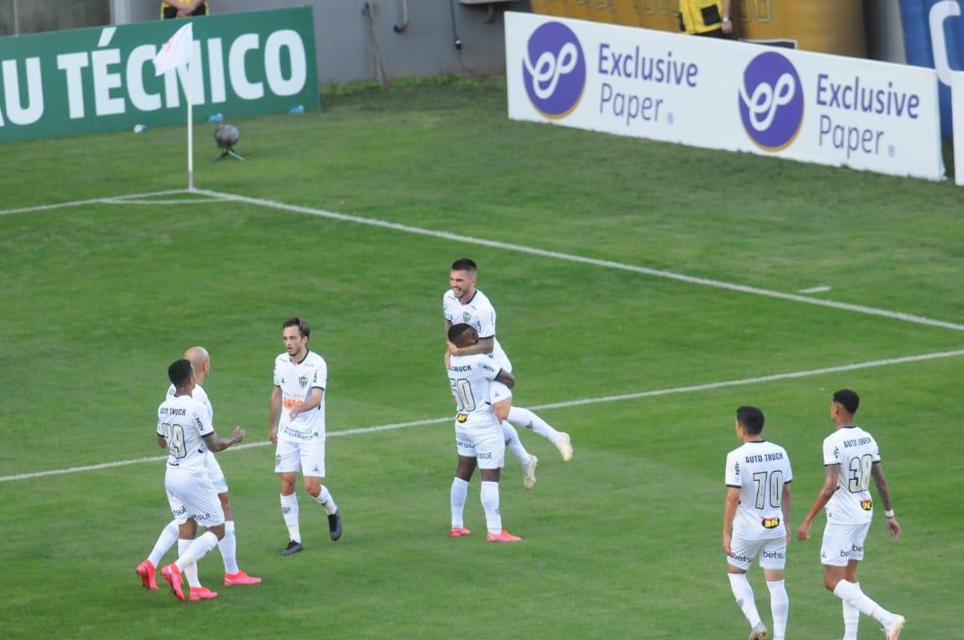 Fotos do clssico entre Amrica e Atltico, no Independncia, em Belo Horizonte, pela 10 rodada do Campeonato Mineiro. Jogo marcou o retorno dos dois rivais ao futebol em plena pandemia do novo coronavrus (Juarez Rodrigues/EM/DAPress)
