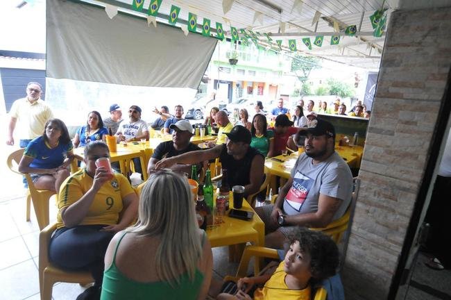Na regio de Venda Nova, em Belo Horizonte, torcida festeja vitria do Brasil sobre a Coreia do Sul por 4 a 1 pelas oitavas de final da Copa do Mundo