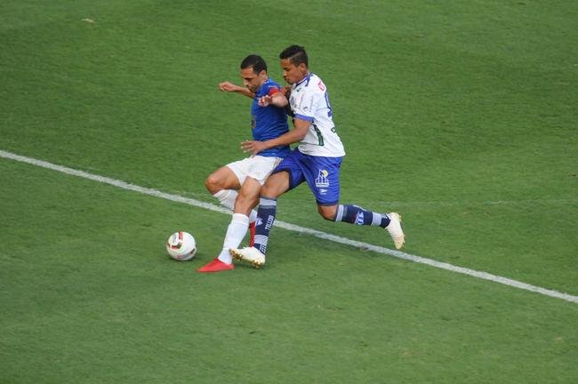 Cruzeiro goleou URT por 3 a 0 no Independncia com gols de Thiago, Machado e Edu em sua estreia no Mineiro. Ronaldo, dono da SAF, assistiu  partida no Horto. Duelo marcou estreia do tcnico uruguaio Paulo Pezzolano