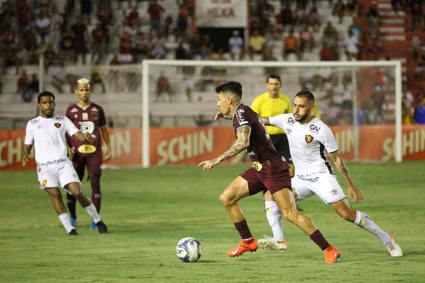 Após suportar a pressão do rival, o Náutico ainda ampliou o marcador com o belo gol de Jean Carlos, em chute fora da área, finalizando o placar para o time timbu.