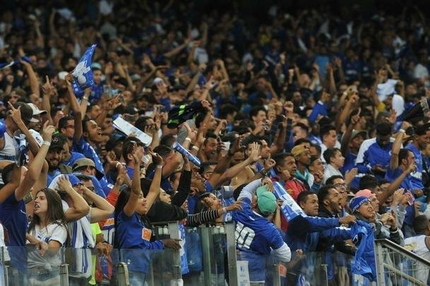 Torcedores do Cruzeiro lotam as arquibancadas do Mineiro para acompanhar a partida vlida pelas quartas de final da Copa do Brasil