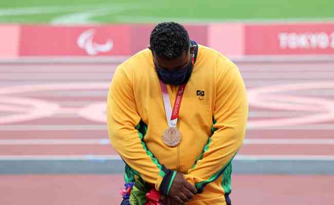 Thiago Paulino voltou ao pdio para receber a medalha de bronze, aps reviso e retirada de seu ouro em Tquio