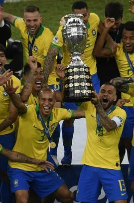 Seleção Brasileira derrota Peru por 3 a 1, conquista Copa América e ergue a taça no Maracanã; veja as fotos da festa do Brasil