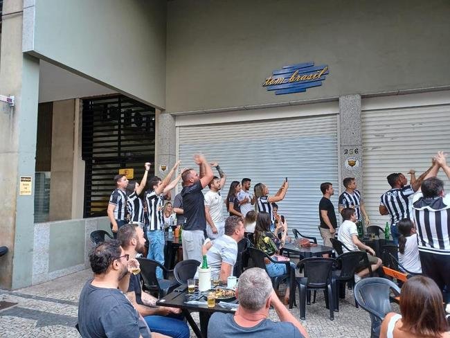 No Bar Devotos, em BH, atleticanos comemoram o gol de Nacho Fernndez na final da Supercopa do Brasil, sobre o Flamengo: 1 a 0 para o Galo