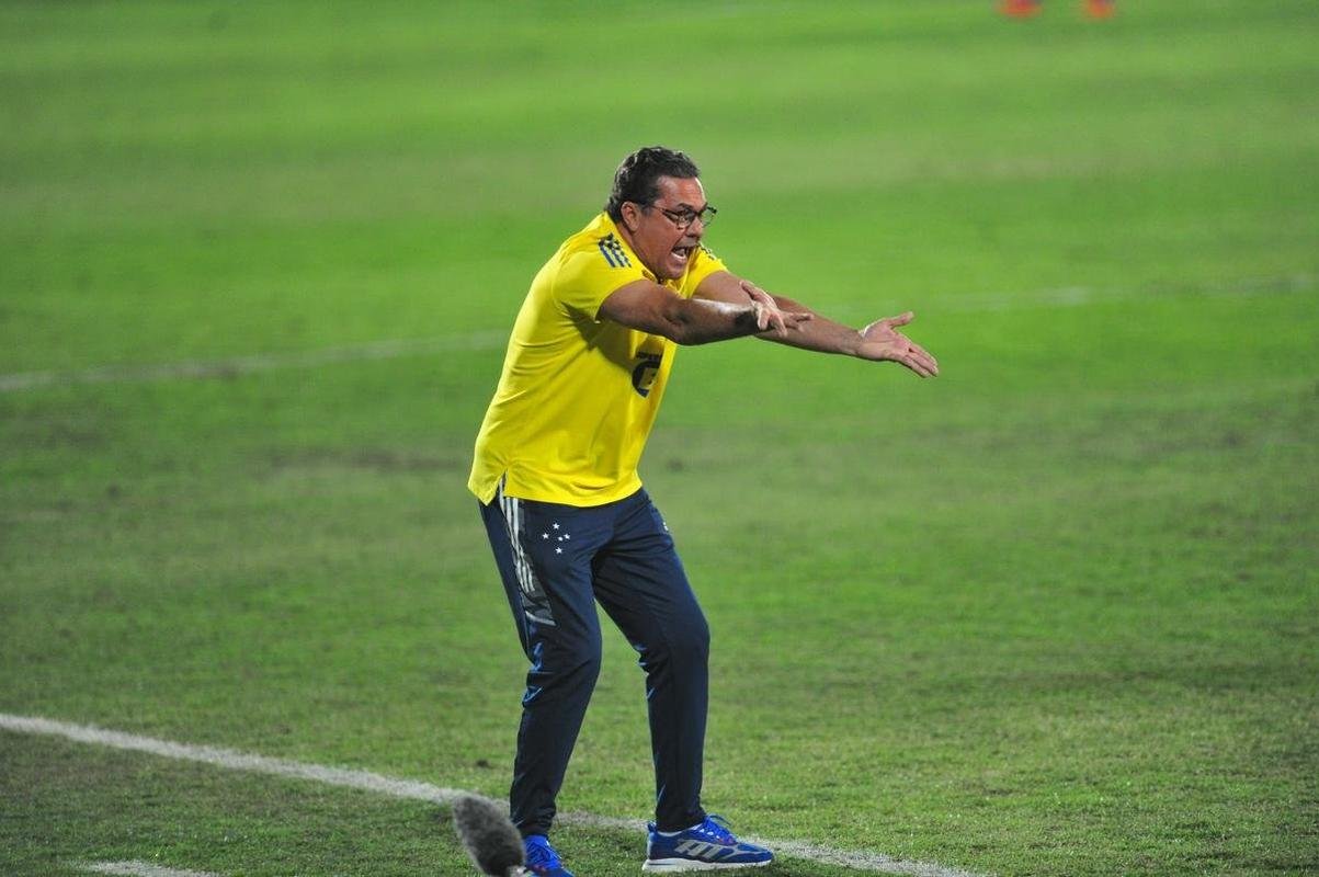 Gol de Marcelo Moreno, do Cruzeiro, foi anulado nos acrscimos do jogo com o Operrio aps anlise do VAR. Polmica desencadeou expulso de Luxemburgo e atrito entre os jogadores. rbitro Rodrigo Dalonso Ferreira (SC) saiu escoltado de campo.