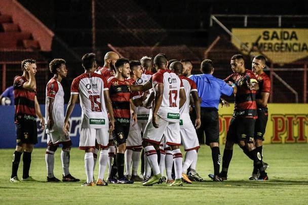 No segundo tempo, o Sport ainda ampliou o placar com Jean Patrick. Porém, com a expulsão do capitão Sander, o Imperatriz tomou a iniciativa do jogo e chegou ao empate com dois gols de Cesinha.