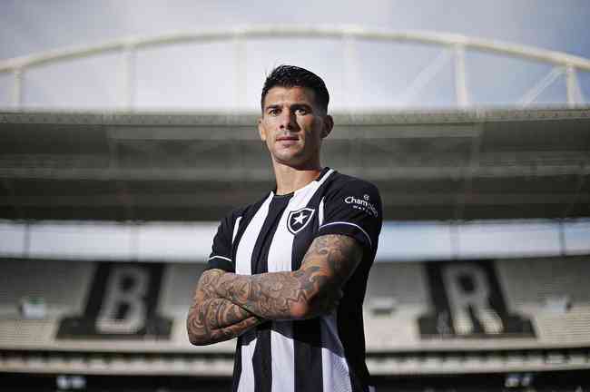 Botafogo assinou contrato com o zagueiro Victor Cuesta
