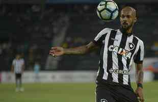 Bruno Silva - o Cruzeiro segue confiante de que contratar o volante de 31 anos, destaque do Botafogo nas duas ltimas temporadas. O clube carioca, por sua vez, adota cautela, pois quer garantias de que receber os R$ 4 milhes referentes  venda de 40% dos direitos econmicos. O atacante Rony, que estava no futebol japons, ser moeda de troca por parte do Cruzeiro. Nos dois ltimos anos, Bruno Silva  disputou 111 jogos pelo Bota e marcou 14 gols. Embora tenha a marcao como principal caracterstica, o meio-campista sabe sair jogando e com frequncia chega  rea adversria na condio de elemento surpresa. Internamente, o tcnico cruzeirense Mano Menezes v no atleta um bom concorrente para Robinho no elenco.