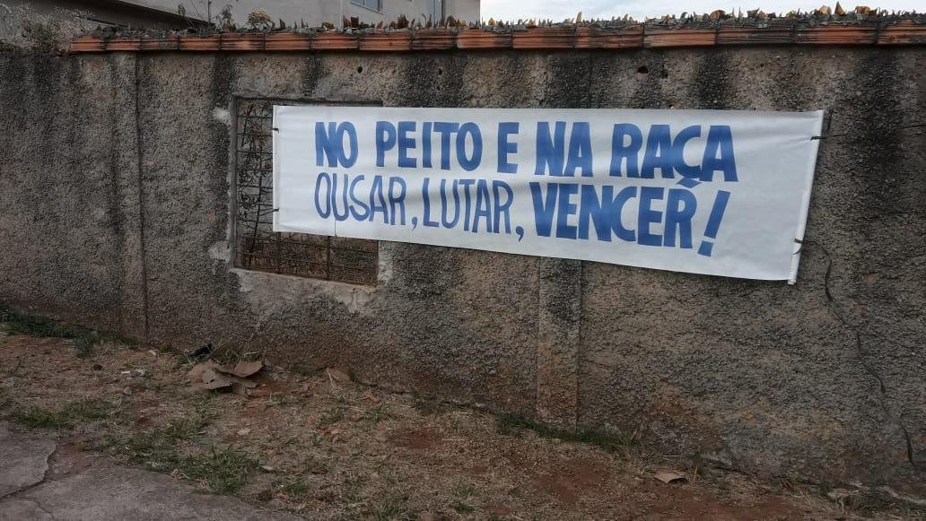 Faixas de apoio ao Cruzeiro so estendidas em Belo Horizonte antes da partida contra o FLuminense