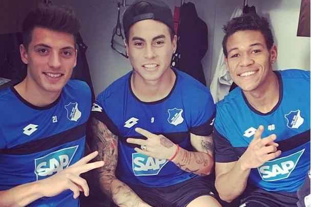 Na Alemanha, Joelinton tem sido preparado tecnicamente e fisicamente. Na primeira parte do Campeonato Alemão, o atacante foi para banco de reservas duas vezes e ganhou apenas uma oportunidade de ser acionado. Enquanto isso, tem se entrosado com o grupo, como nessa foto ao lado do chileno Vargas, ex-Grêmio.