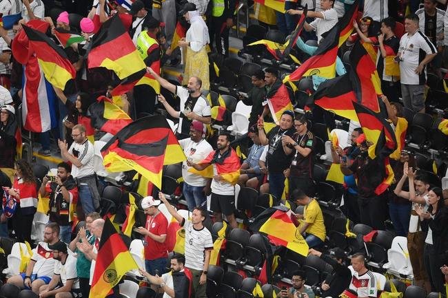 Costarriquenhos e alemes na partida pelo Grupo E da Copa do Mundo, no Estdio Al Bayt, em Al-Khor